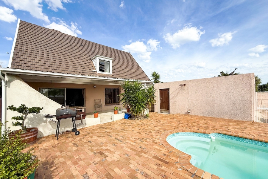 4 Bedroom Property for Sale in Bothasig Western Cape